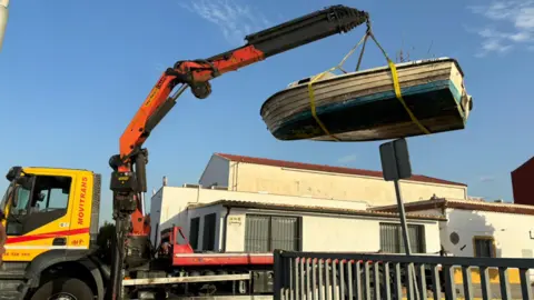Una de las embarcaciones retiradas del r&iacute;o Palmones. FOTO: Ayuntamiento de Los Barrios (Facebook).