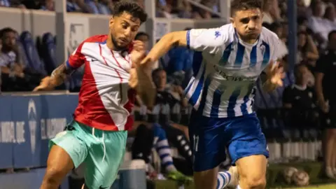 El rojiblanco Javi G&oacute;mez (i) lucha contra el exalgecirista Ferni. FOTO: Algeciras CF.