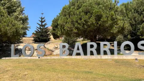 Entrada con letrero Los Barrios