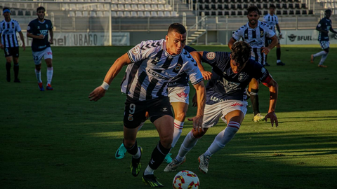 El albinegro Harper, autor del &uacute;nico gol del partido, en un lance del encuentro frente al Antoniano. FOTO. RB Linense