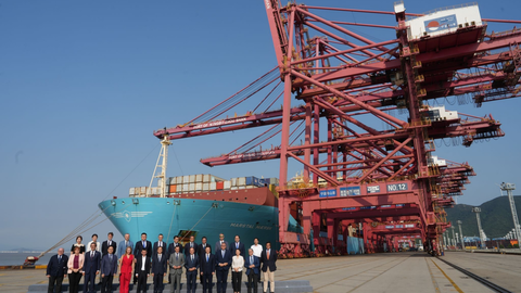 Representantes de la Junta y la APBA, junto a una de las gr&uacute;as del puerto de Ningbo.