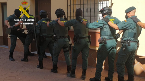 Agentes de la Benem&eacute;rita durante una operaci&oacute;n llevada a cabo en la zona. FOTO DE ARCHIVO: Guardia Civil