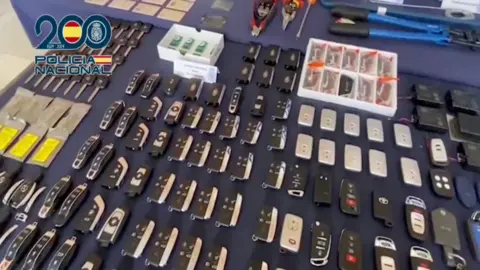 Algunos de los mandos de vehículos sustra&iacute;dos por los agentes. FOTO: Polic&iacute;a Nacional.