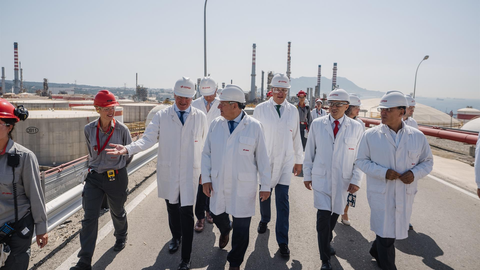 El ministro de Industria y Turismo, Jordi Hereu, durante su visita a la refiner&iacute;a de San Roque. FOTO: Ministerio del Interior.