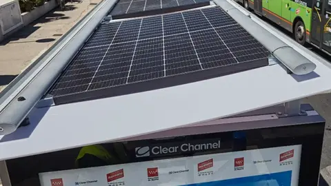 Marquesina solar del estilo a la que van a llegar pr&oacute;ximamente a La L&iacute;nea de la Concepci&oacute;n.