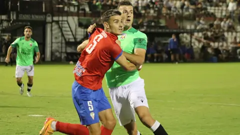 Mal arranque del Algeciras, que encajaban la primera derrota de la temporada en Extremadura. FOTO. AD M&eacute;rida.
