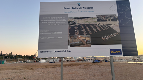 Cartel de la obra que anuncia la reforma en los pantalanes de la dársena del Saladillo