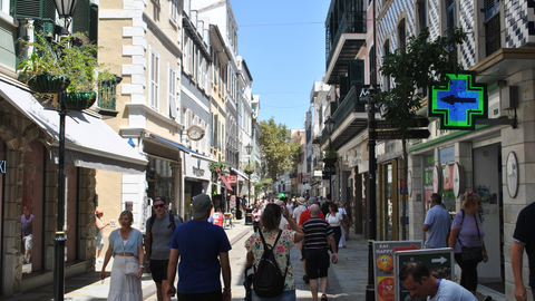 Mai Street, una de las calles más transitadas de Gibraltar, que mantiene su nivel de alerta en moderado