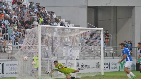El meta local L&aacute;zaro no puede hacer nada para evitar que el cabezazo de Dani Garc&iacute;a supusiera el 0-1 en el marcador.