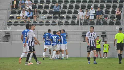 Los jugadores del San Fernando festejan en la banda el primer tanto que les pon&iacute;a el partido muy de cara.