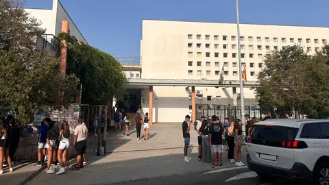 Alumnos, a las puertas del Getares, en Algeciras