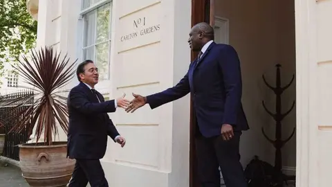 El saludo entre Lammy y Albares, antes del inicio de su reunión en Londres de este lunes