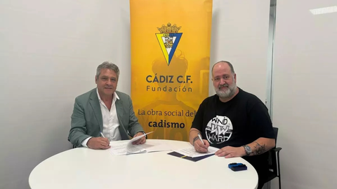 Javier Cozar(d), presidente de ADEM, en el momento de la rúbrica de renovación con la entidad deportiva gaditana