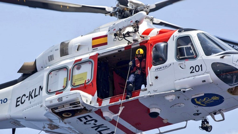 Helimer 201, de Salvamento Marítimo, en pleno rescate. FOTO Salvamento Marítimo
