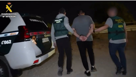 Agentes de la Guardia Civil trasladan a Karim tras su detención. FOTO- Guardia Civil