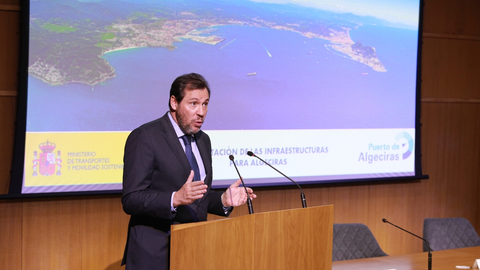 El ministro Óscar Puente, en su última visita cursada a Algeciras, ofrece explicaciones de los planes de presente y futuro en la sede de la Autoridad Portuaria. FOTO: APBA