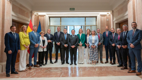 Albares, con responsables políticos del Campo de Gibraltar, durante la reunión mantenida en mayo en la capital de España