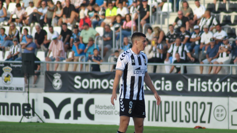 Harper anotó el tanto de la igualada en el tiempo de descuento del primer periodo ante el Don Benito, que acabaría imponiéndose en La Línea