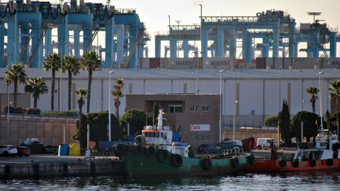 Algunas de las embarcaciones que prestan servicio al buque en la bahía de Algeciras