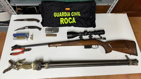 Algunas de las armas y artilugios con los que los dos detenidos abatían a los animales