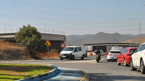 La salida de Algeciras dirección a Cádiz a la altura de Los Pastores se ha vestido de luto durante la mañana de este viernes por el fallecimiento del motorista