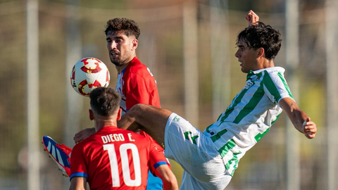 Escudero y Diego Esteban, referencias atacantes del Algeciras, no pudieron batir al portero verdiblanco durante toda la tarde del sábado. FOTO: Real Betis Balompi&eacute;.