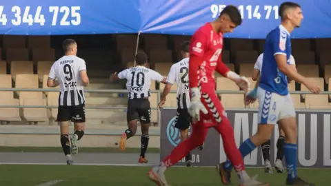 Jugadores de la Balona se dirigen a sus aficionados para celebrar el 1-2 logrado por Joao Pedro. FOTO: RB Linense