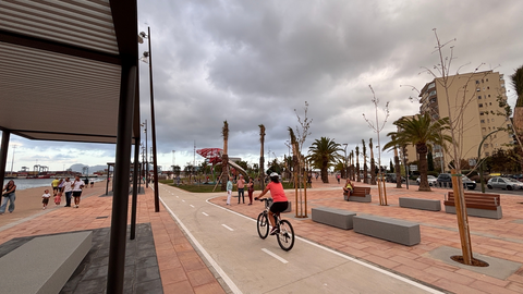 Para todas las edades y con múltiples posibilidades, así es la nueva zona de ocio estrenada este lunes frente al mar en Algeciras