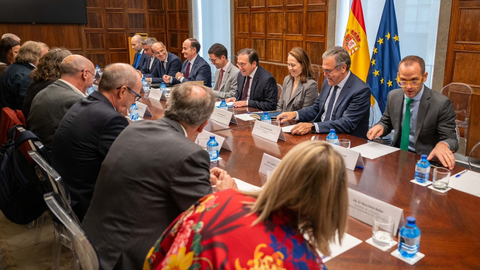 Albares, sonriente, en la reunión mantenida con representantes sindicales y colectivos del Campo de Gibraltar