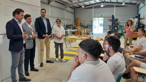 El delegado de Empleo, Daniel Sáchez (i), en una visita reciente al Campo de Gibraltar