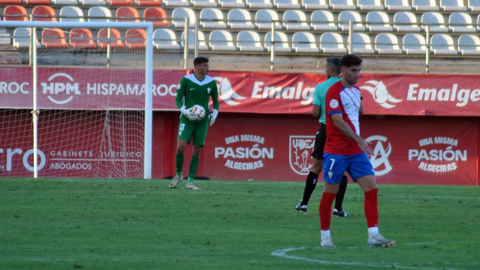 El mata colombiano sujeta el esférico en el encuentro de esta temporada frente al Sevilla Atlético