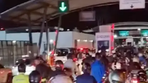 Largas colas y desesperación entre los españoles que esta mañana pretendía entrar en Gibraltar