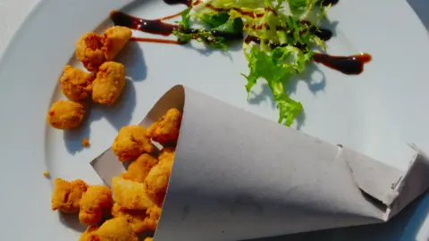 Los cartuchos de pescaíto frito serán protagonistas en las barras instaladas de Las Palomas