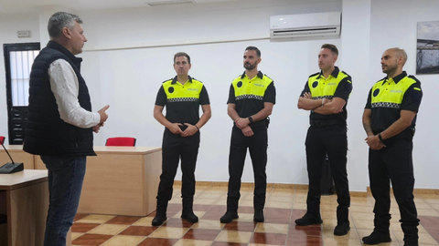 Los nuevos cuatro agentes han sido recibidos por Fran Gómez, alcalde de Jimena de la Frontera