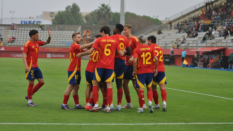 Samu (dorsal 9) fue el claro protagonista del encuentro con cuatro dianas frente al combinado maltés en Algeciras