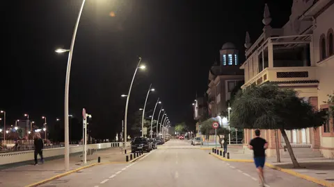 Una de las zonas junto al puerto iluminadas en Algeciras