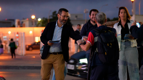 El primer edil linense, a primera hora de este martes, repartiendo octavillas a la entrada a Gibraltar