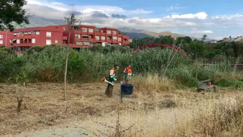 Operarios municipales trabajan en la zona del río Pícaro