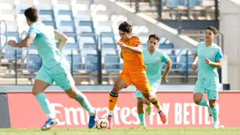 Tres algeciristas rodean al local Gonzalo, autor del tanto del Real Madrid Castilla. FOTO: Real Madrid CF