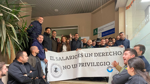 Representantes sindicales de UGT, CCOO y Coordinadora, acompañados de delegados a las puertas del Sercla en Algeciras