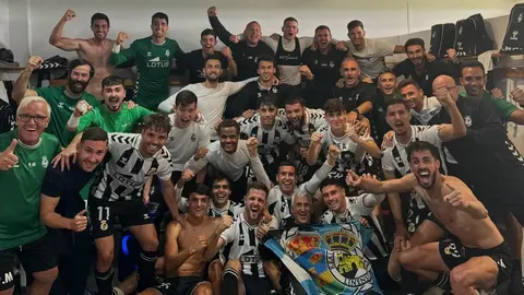 Los jugadores de la Balona celebran por todo lo alto el triunfo logrado en Cádiz 