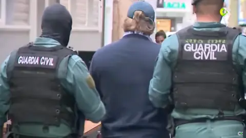 Momento en el que la Guardia Civil traslada al empresario detenido. IMAGEN: TV Canaria