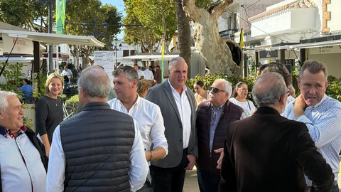 Ruiz Boix, en el centro, durante su visita a la Feria del Aguacate, celebrada estos días en San Pablo de Buceite