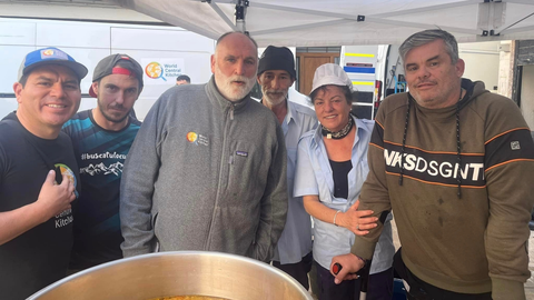 José Andrés, en el centro, junto a Pepe y voluntarios que ofrecen comida en plena cale de la localidad de Algemesí