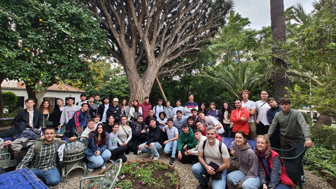 Buena parte de los estudiantes en el patio delantero de Garrison Library