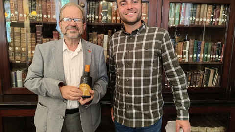 El profesor José Luis Serrano entrega un obsequio a Jhon Cortés