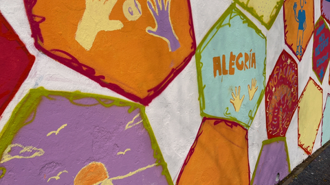 Alumnos del Caetaria decoran el exterior del centro educativo con mensajes personales 5