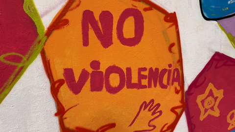 Alumnos del Caetaria decoran el exterior del centro educativo con mensajes personales 9