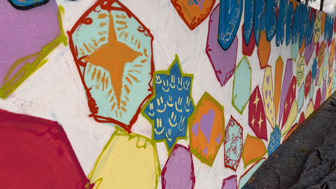 Alumnos del Caetaria decoran el exterior del centro educativo con mensajes personales 11