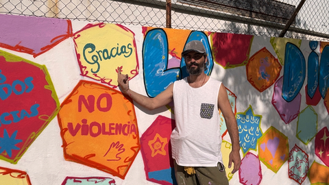 Alumnos del Caetaria decoran el exterior del centro educativo con mensajes personales 14